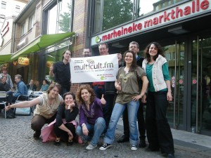 Voll gut drauf - auch ohne Bezahlung: Ehrenamtliche Mitarbeiter von radio multicult.fm vor der Marheineke Markthalle in Kreutberg.